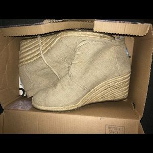 Tom’s desert wedge in “natural burlap”